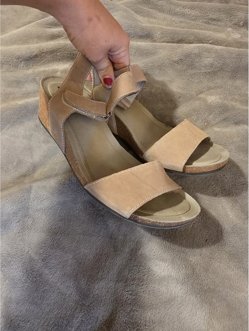 White Mt. Women Sandals 8 Tan Flats Buckle Strap Cork Trendy Tread Sole Comfort